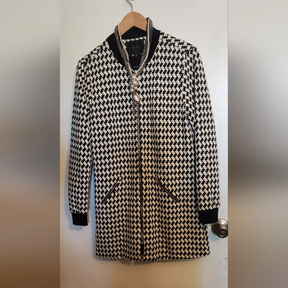 Stylish Black and White Houndstooth Women's Coat With Coordinating Necklacd - Picture 1 of 5
